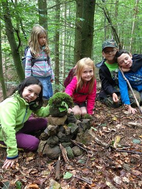 Kinder in den Waldferien