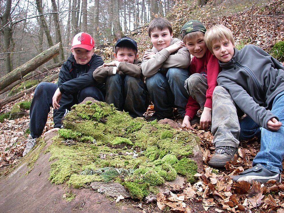 Gruppe von Kindern im Wald