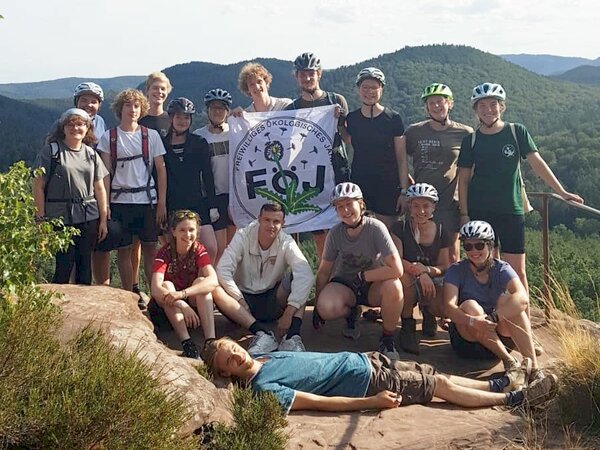 Gruppenbild der FÖJ-ler auf einem Aussichtsfelsen