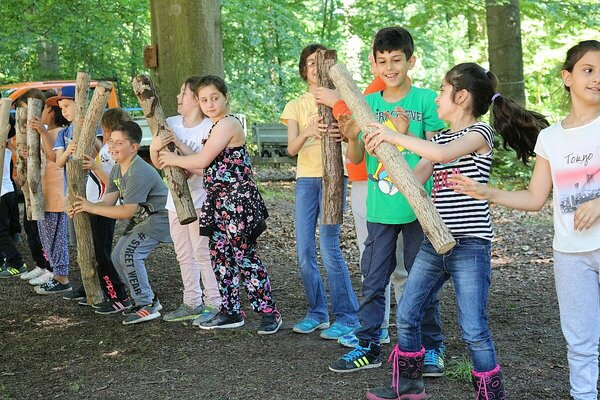 Kinder erleben spielerisch den Wald