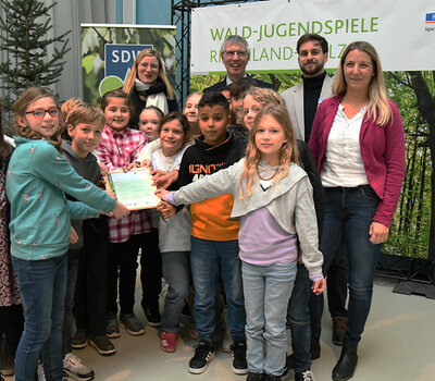 Gruppenbild der Siegerklasse aus Gemünden mit Ehrengästen