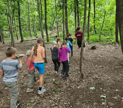 Kinder laufen in einer Reihe im Wald