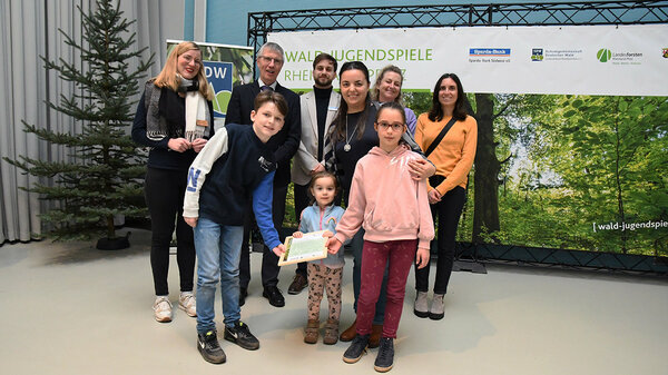 Gruppenfoto der 2. Landessiegerklasse mit Ehrengästen