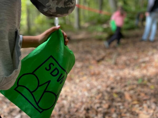 Kind mit SDW Beutel im Wald