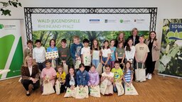 Gruppenbild Siegerklasse mit Ehrengästen