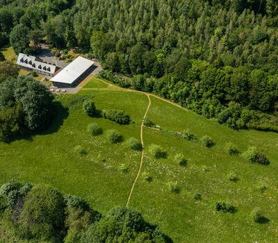 Vogelperspektive auf das Wald-Jugendheim Kolbenstein und die Streuobstwiese