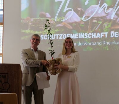 Übergabe des Geburtstagsgeschenks (Foto: Landesforsten RLP/Siegfried Weiter)