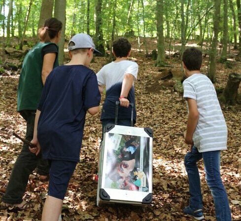 Kinder unterwegs mit der Waldkiste im Wald